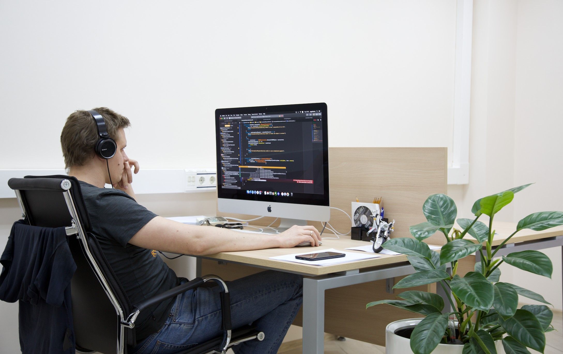 Лев Барышев, тим-лид мобильной разработки, в офисе Navixy